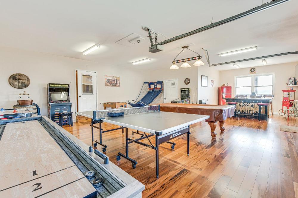 Hot Tub, Mtn Views and Games! Hayesville Home